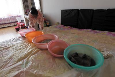 宣城楼上漏水，住户失联，小区没物管，业主维权难！律师来支招……